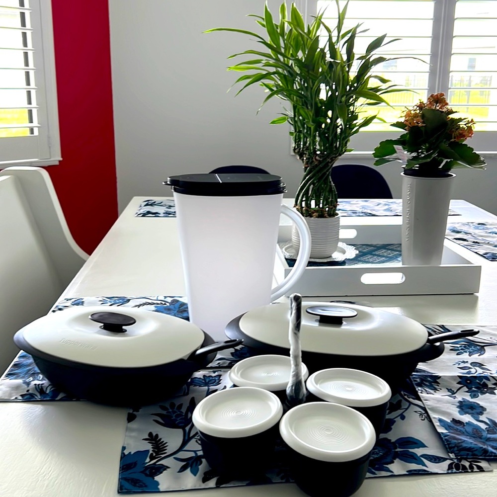 NWT Tupperware Essentials Serving Set